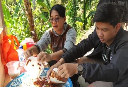 EDUWISATA DI PEMBUATAN GULA AREN DI DESA SIDETAPA